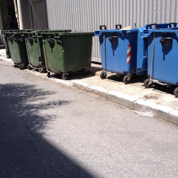 Szelektív hulladékgyűjtő kék konténerek a papír/műanyag/fémhulladék számára és zöld konténer, ahová mindent be lehet dobni